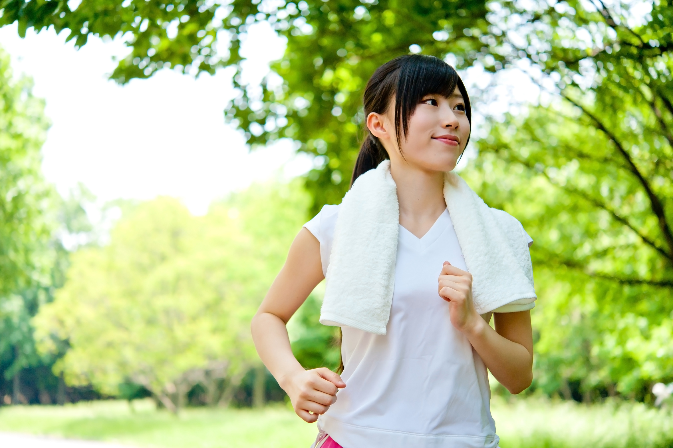 beautiful asian woman jogging in the park