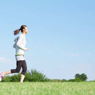 公園を走る女性