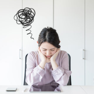悩む落ち込む女性