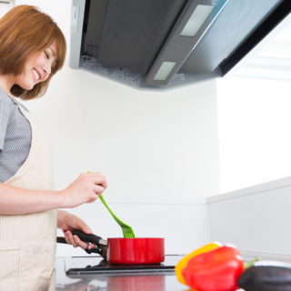 料理する女性