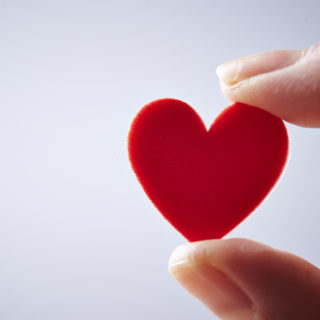 ハートを手に持っている