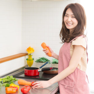 料理する女性
